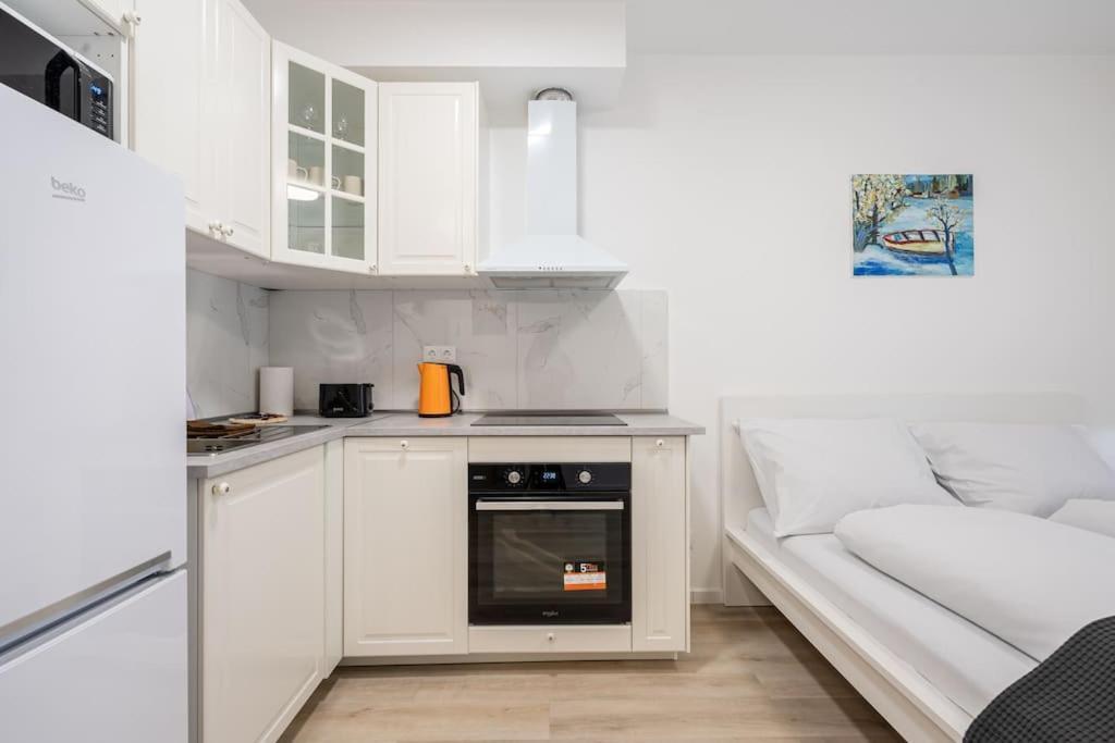 Oaks Studio With Balcony Budapest Bagian luar foto